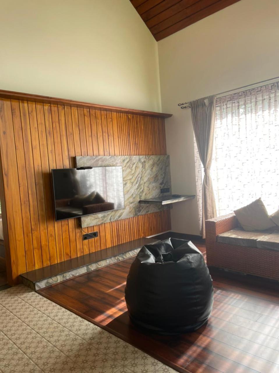 Biranji Aqua Retreat Hotel จิกมากาลูร์ ภายนอก รูปภาพ